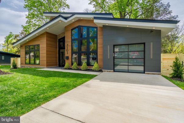 Exterior, Facade, Modern