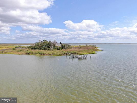 Exterior, Lake