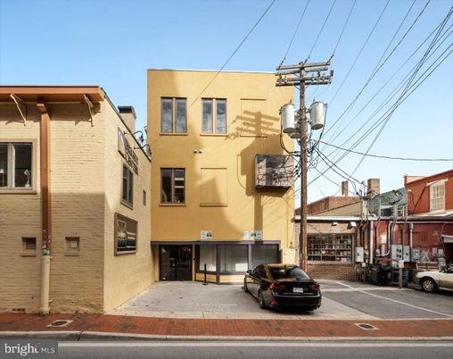 Exterior, Facade, Rowhouse