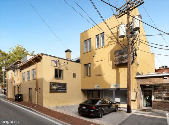 Exterior, Facade, Rowhouse