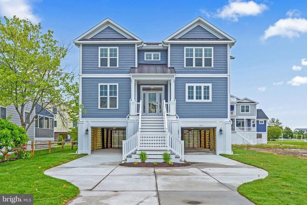 Attached, Exterior, Facade, Queen Anne Victorian