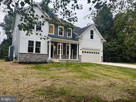 Attached, Exterior, Facade, Farmhouse