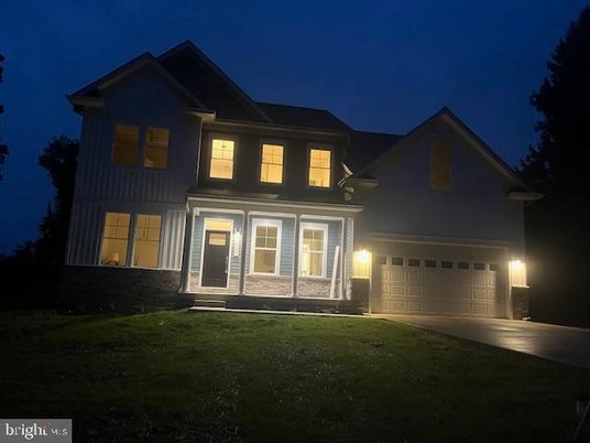 Attached, Exterior, Facade, Farmhouse