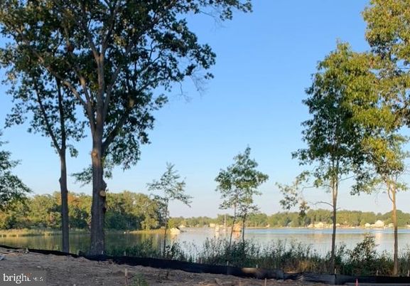 Exterior, Lake