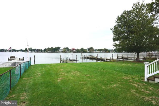 Exterior, Lake