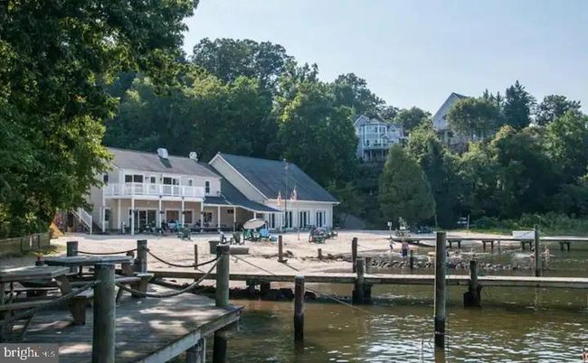 Exterior, Lake