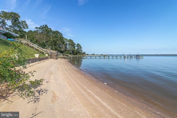 Exterior, Lake