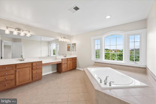 Bathroom, Dual Sink Vanities, Interior, Recessed Lighting