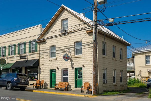 Exterior, Facade, Rowhouse