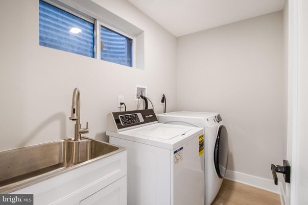 Interior, Recessed Lighting, Washer, Wood Texture Flooring