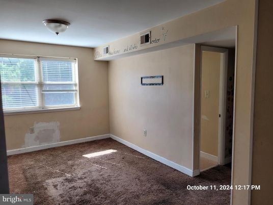 Empty room, Interior