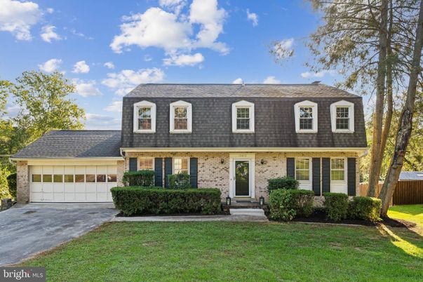 Attached, Exterior, Facade, Cape Cod