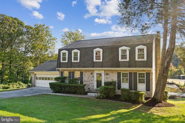 Attached, Exterior, Facade, Cape Cod
