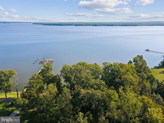 Exterior, Lake