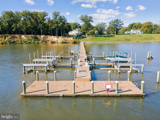 Exterior, Lake