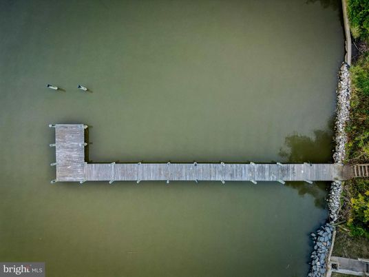Exterior, Lake