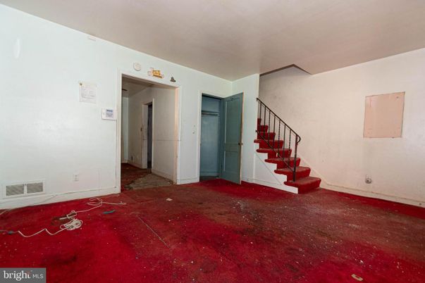 Empty room, Interior