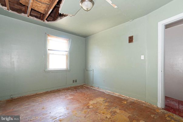 Empty room, Interior