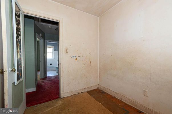 Empty room, Interior