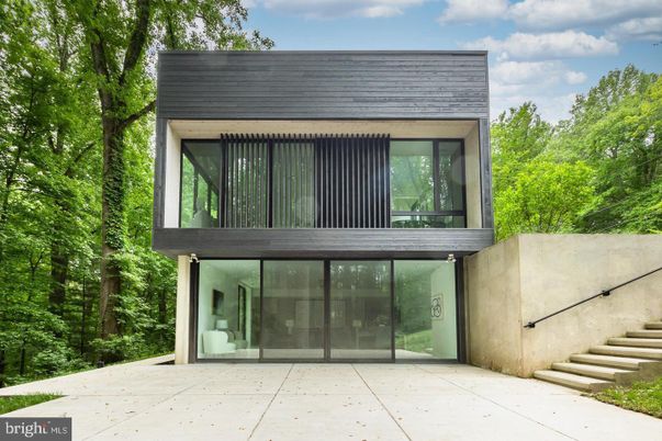 Exterior, Facade, Modern