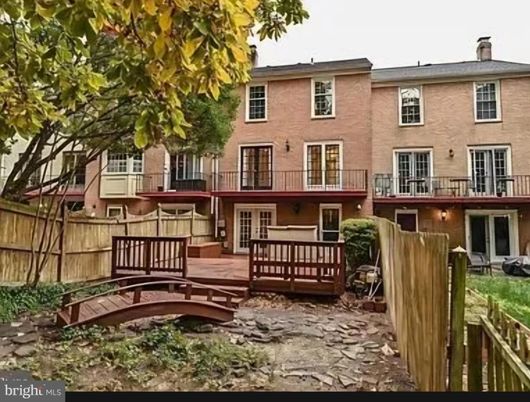 Exterior, Facade, Rowhouse