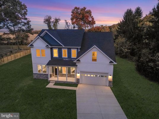 Attached, Exterior, Facade, Farmhouse
