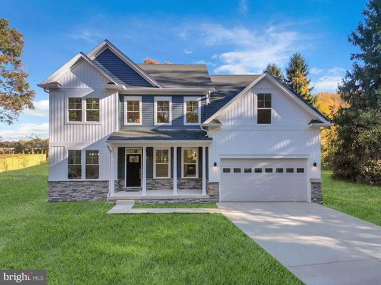 Attached, Exterior, Facade, Farmhouse