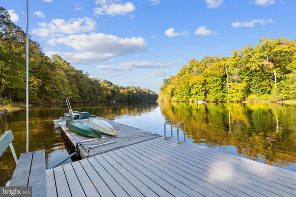 Exterior, Lake