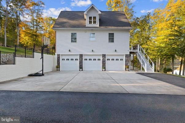 Attached, Exterior, Facade, Raised Ranch