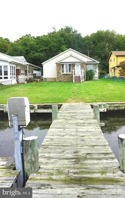 Exterior, Lake