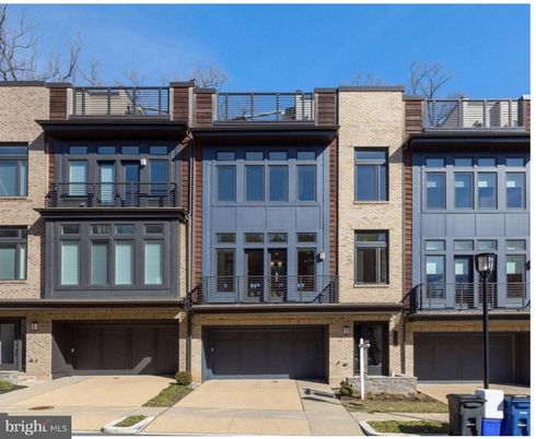 Exterior, Facade, Rowhouse