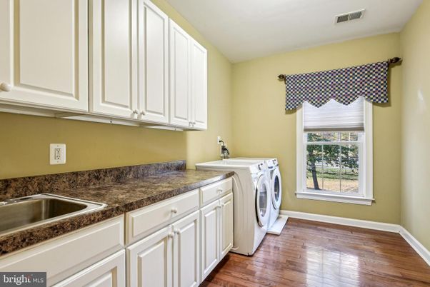 Interior, Washer, Wood Texture Flooring