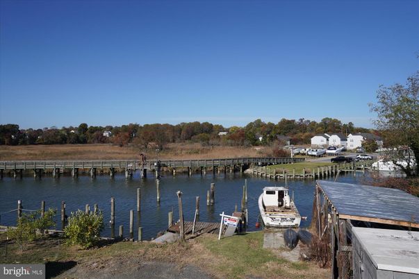 Exterior, Lake