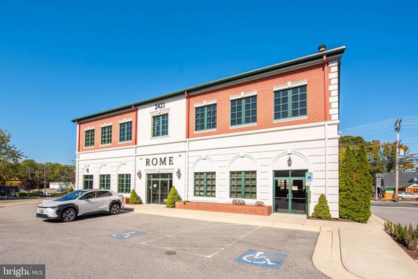 Exterior, Facade, Brick Facade, Georgian