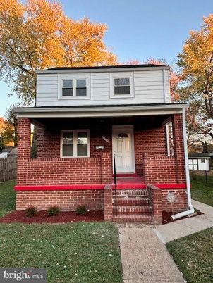 Exterior, Facade, Brick Facade, American Foursquare