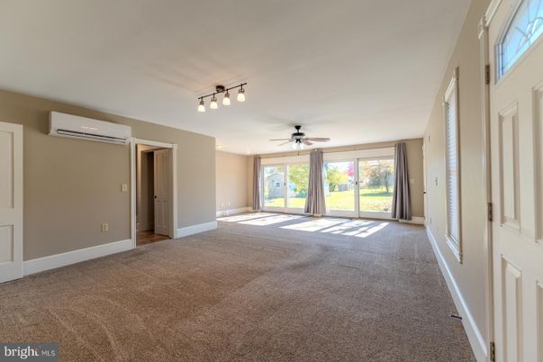 Empty room, Interior