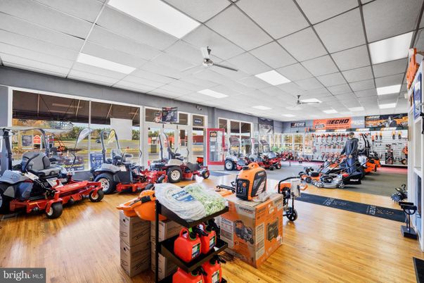 Fitness Equipment, Interior, Recessed Lighting, Wood Texture Flooring