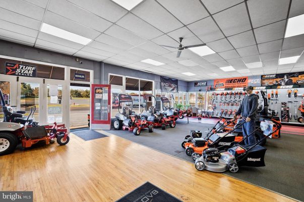 Fitness Equipment, Interior, Recessed Lighting, Wood Texture Flooring