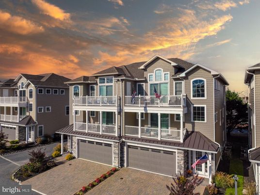 Attached, Exterior, Facade, Rowhouse