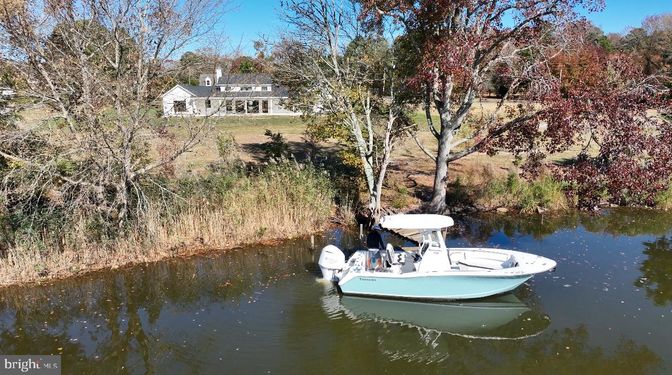 Exterior, Lake