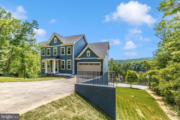 Attached, Exterior, Facade, Queen Anne Victorian