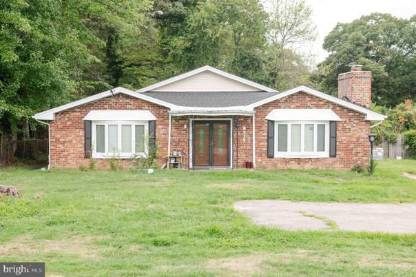 Exterior, Facade, Brick Facade, Ranch