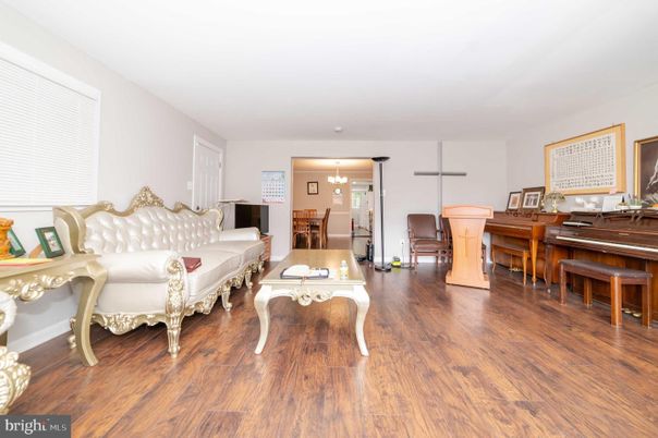 Interior, Living room, Pendant Lights, Piano, Wood Texture Flooring