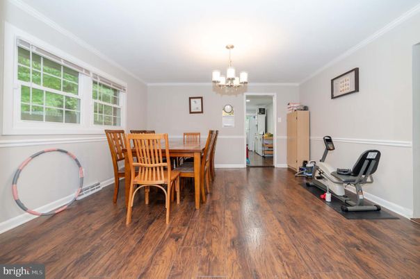Chandelier, Dining room, Fitness Equipment, Interior, Wood Texture Flooring