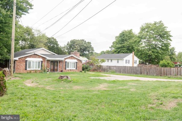 Backyard, Exterior, Facade, Brick Facade, Ranch