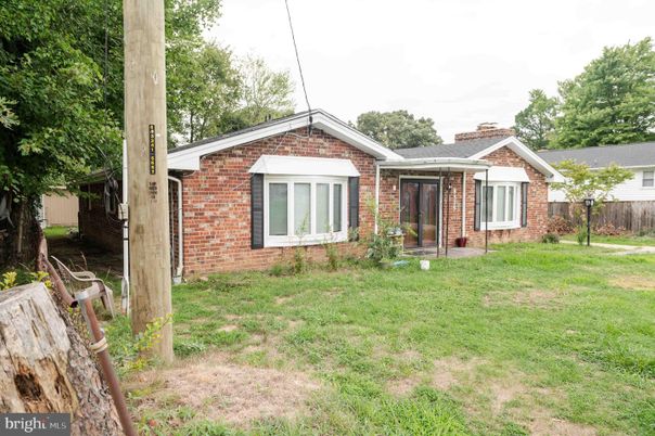 Backyard, Exterior, Facade, Brick Facade, Ranch