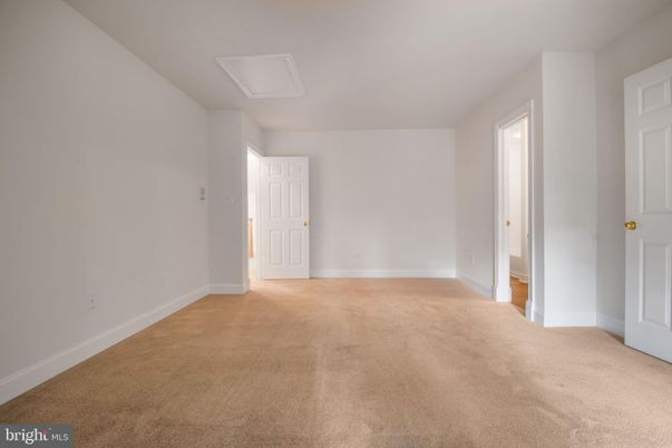 Empty room, Interior
