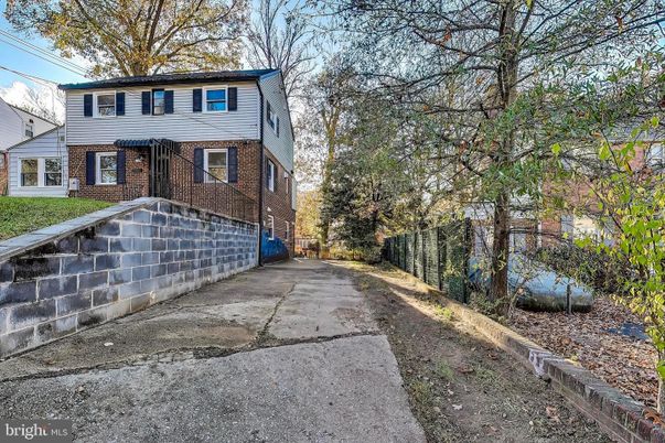 Attached, Exterior, Facade, Brick Facade, Raised Ranch