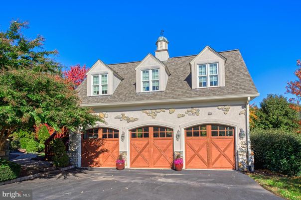 Attached, Exterior, Facade, Cape Cod