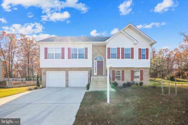 Attached, Exterior, Facade, Raised Ranch